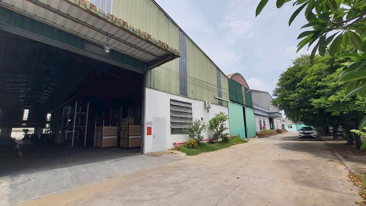 Cho thuê nhà xưởng Thuận An Bình Dương 2.000m², cẩu trục 5 tấn, điện 400 KVA, PCCC tự động đã nghiệm thu, hoàn công đầy đủ. Giá 3,3 USD/m².